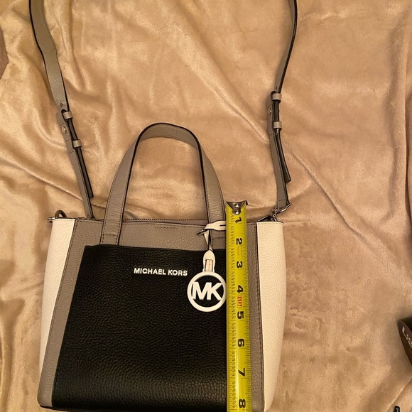 EUC MICHAEL KORS Gemma pebbled leather small pocket crossbody messenger --dark - Picture 9 of 10